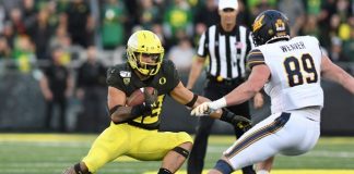 EUGENE, OR - OCTOBER 05: Oregon Ducks RB Cyrus Habibi-Likio (33) runs the ball against California Golden Bears ILB Evan Weaver (89) during a college football game between the Cal Bears and Oregon Ducks at Autzen Stadium in Eugene, Oregon. (Photo by Brian Murphy/Icon Sportswire via Getty Images)